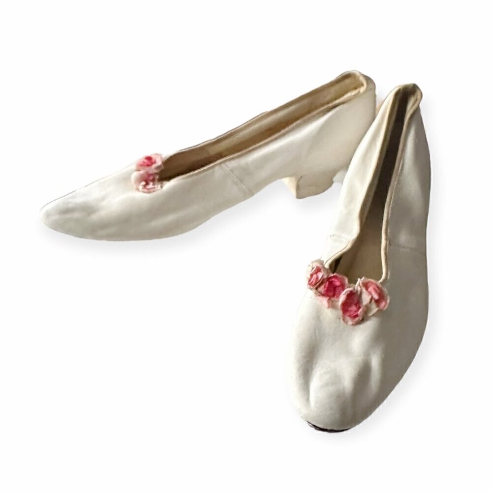 Vintage Victorian/Edwardian White Pumps with Floral Decoration, Gimbel Brothers - Picture 4 of 15